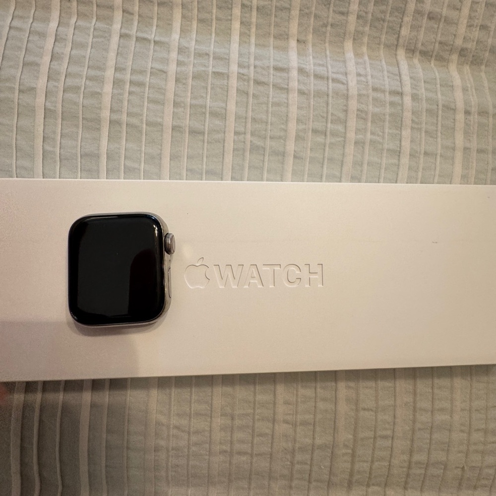 Apple Watch Stainless steel 6 series with cellular and gps. W/ Milanese loop - Picture 14 of 15